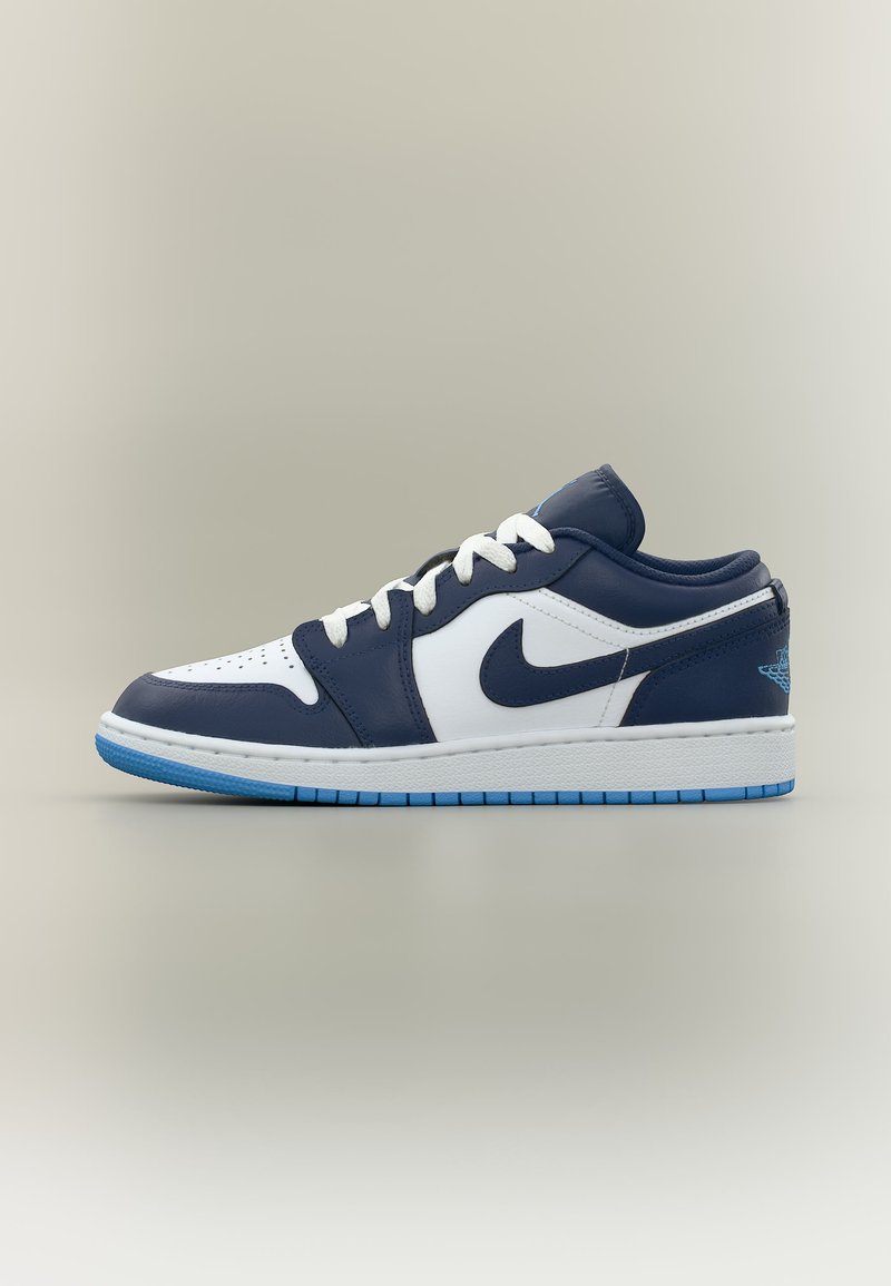 Χαμηλά αθλητικά παπούτσια Nike Air Jordan σε λευκό και ναυτικό μπλε με μπλε σόλα και λευκά κορδόνια, εμφανίζονται σε πλαϊνή όψη σε ουδέτερο φόντο.