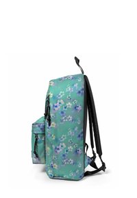 Mochila turquesa con un patrón floral, que cuenta con un bolsillo lateral, correas negras y un asa superior para llevar. Textura suave.