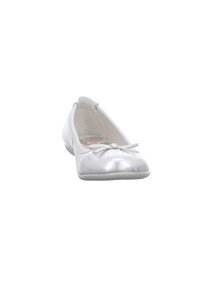 Scarpa piatta bianca realizzata in materiale lucido, con punta arrotondata e un fiocco decorativo davanti. Suola testurizzata per una buona presa.