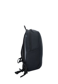 Mochila negra con correas de hombro acolchadas, bolsillo de malla lateral, cremallera superior y un pequeño logo en el panel frontal, vista de lado.