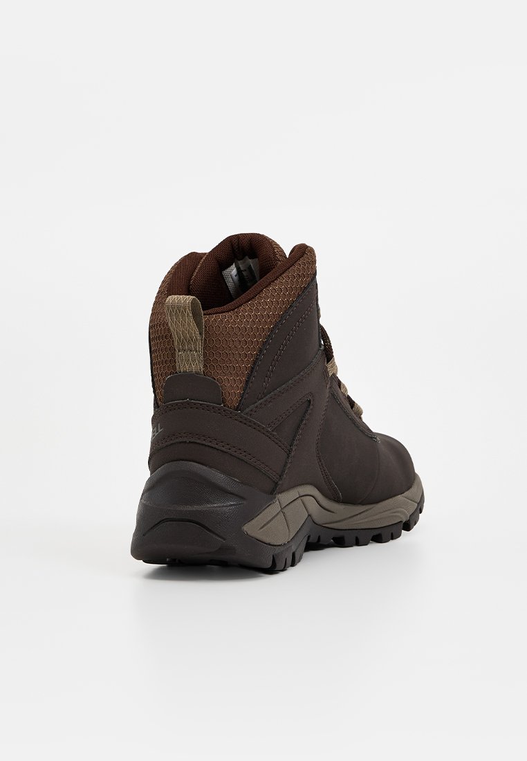 Brązowe buty trekkingowe z teksturowaną górą z siateczki, wzmocnionym piętą i solidną podeszwą. Posiada oczka na sznurówki oraz akcenty w warstwach w designie.