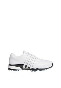 Bílé golfové boty s hladkým syntetickým svrškem, vybavené třemi šedými pruhy, polstrovanou podrážkou a gumovými kolíky pro lepší přilnavost.