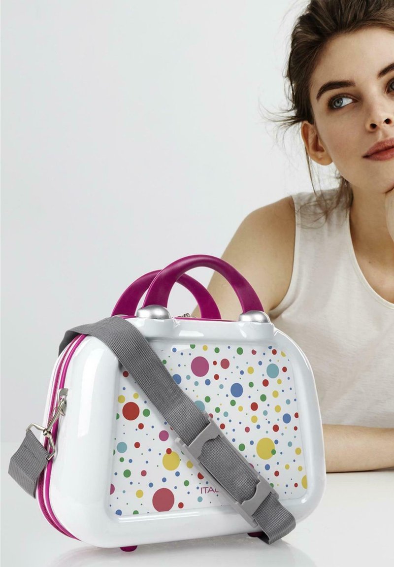 Bolsa blanca con lunares multicolores, asas rosas, correa ajustable gris y acabado brillante. Cuenta con detalles en hardware plateado.