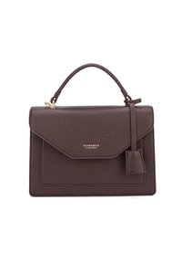 Borsa a tracolla in pelle marrone con superficie testurizzata, manico superiore e chiusura a linguetta. Presenta dettagli in metallo dorato e un ciondolo rimovibile.