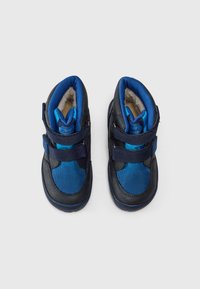Blauw en zwarte kinderschoenen met een combinatie van mesh en synthetische materialen, voorzien van klittenbandsluitingen en een zachte voering.