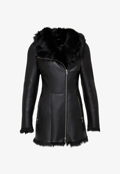 Schwarzer Ledercoat mit einem Kragen und Bündchen aus Kunstfell. Verfügt über einen Frontreißverschluss, zwei Seitentaschen und ein tailliertes Design mit vertikalen Nähten.