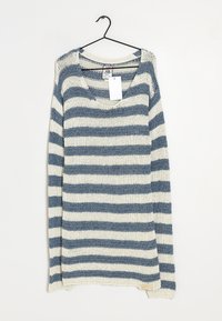 Maglione lavorato a maglia a righe orizzontali larghe blu e bianche, con maniche lunghe, scollatura a V e un'etichetta bianca, appeso a un gancio nero.