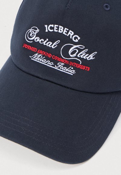 Casquette bleu marine en tissu, avec texte brodé blanc et rouge : "ICEBERG Social Club" et "Milano Italia" en dessous. Visière incurvée.