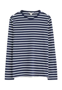 Camiseta de manga larga azul marino con rayas horizontales blancas, escote redondo y aberturas laterales en el dobladillo. Textura de material de algodón suave.