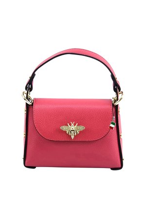 Petit sac à main rose vif avec une poignée supérieure, un fermoir doré en forme d'abeille, et un petit charme drapeau italien sur le côté.