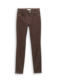 Oprijete rjave kavbojke s sprednjim gumbom, z zankami za pas in petimi žepi, položene na belo ozadje.