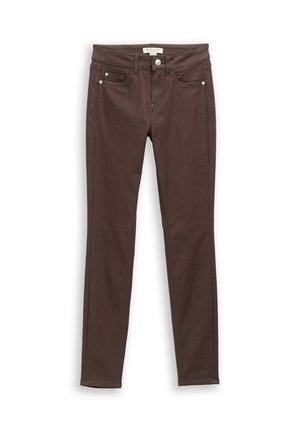 Schmal geschnittene braune Jeans mit Knopfverschluss, Gürtelschlaufen und Fünf-Taschen-Design, flach auf einem weißen Hintergrund ausgelegt.