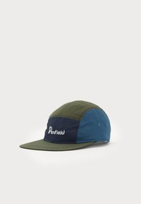 Kasket i grønne, marineblå og blå farver; lavet af letvægtsstof. Har en buet skygge og broderet "Penfield" logo.