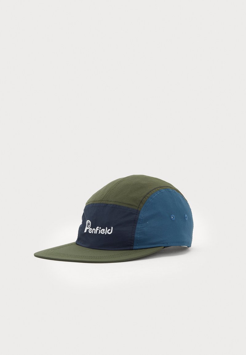Kasket i grønne, marineblå og blå farver; lavet af letvægtsstof. Har en buet skygge og broderet "Penfield" logo.
