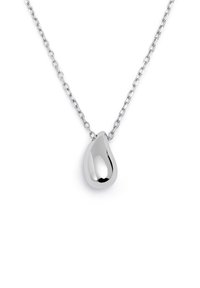 Collier en argent avec un pendentif en forme de goutte d'eau, fini poli, suspendu à une chaîne délicate avec des maillons ovales.