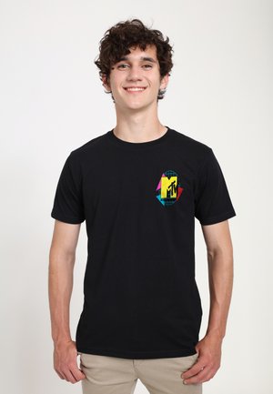 Schwarzes Baumwoll-T-Shirt mit einem mehrfarbigen MTV-Logo-Druck und geometrischen Akzenten auf der linken Brustseite. Kurze Ärmel und Rundhalsausschnitt.