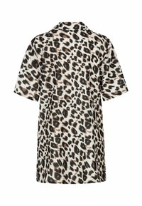 Camicia a maniche corte con stampa leopardata, caratterizzata da un colletto, tessuto morbido e una vestibilità ampia, con colori predominanti crema, marrone e nero.