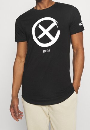 Camiseta de algodón negra con un gran gráfico circular blanco que presenta una línea cruzada y el texto "19.9#". Mangas cortas con detalle del logotipo en la manga.