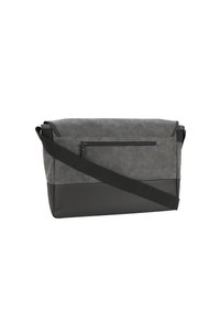 Borsa a tracolla grigia con una sezione superiore testurizzata e un fondo nero liscio. Dotata di una tracolla regolabile e una tasca anteriore con zip.