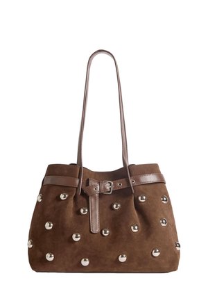 Sac à main en daim marron avec de longues lanières en cuir, une ceinture à boucle frontale et des clous ronds argentés espacés régulièrement sur le corps.