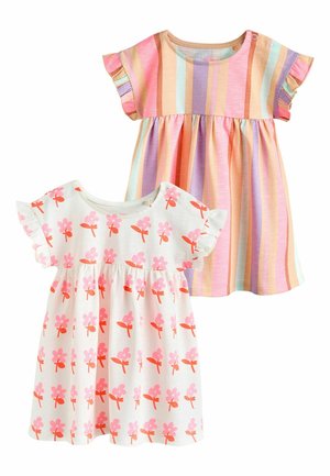 Dve krátke šaty pre bábätko, jedny s pastelovými vertikálnymi pruhmi a druhé biele s ružovými a červenými kvetinovými vzormi.