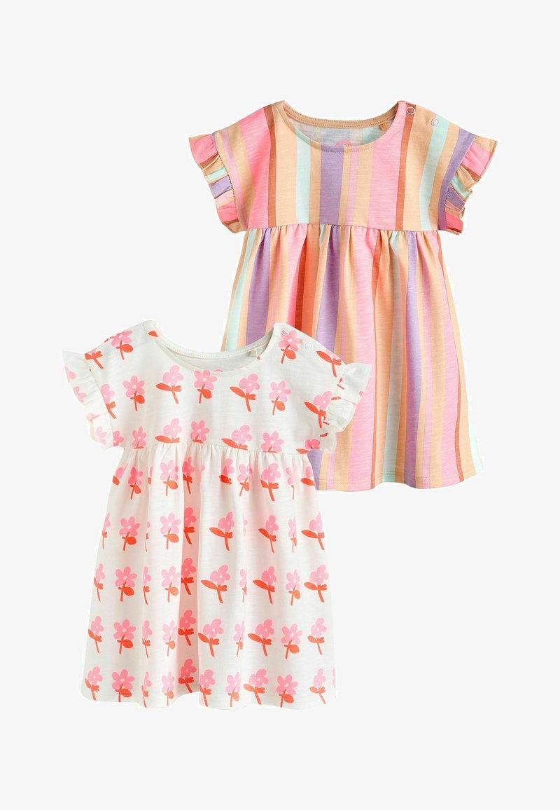 Deux robes bébé à manches courtes, l'une avec des rayures verticales pastel et l'autre blanche avec des motifs floraux roses et rouges.