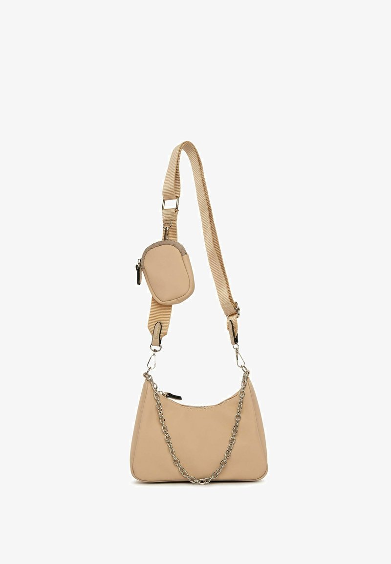 Borsa beige con forma curvata, realizzata in materiale liscia. Presenta una tracolla a catena, una tracolla in tessuto regolabile e una piccola pochette removibile.