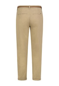 Beige Chinos mit geflochtenem braunem Bund, zwei Gesäßtaschen, geraden Beinen und umgeschlagenen Säumen, gefertigt aus weichem Stoff mit glatter Textur.