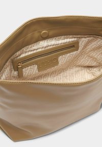 Borsa in pelle beige con texture liscia, dotata di interno a motivo e tasca con zip. Dettaglio logo visibile. Design aperto.