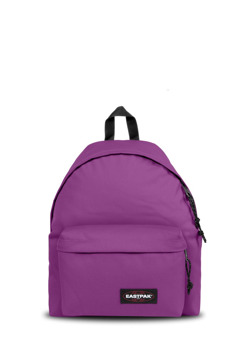 Fialový batoh Eastpak s hladkým povrchem, přední kapsou na zip a černými akcenty na madle a zipu. Součástí jsou nastavitelné popruhy.