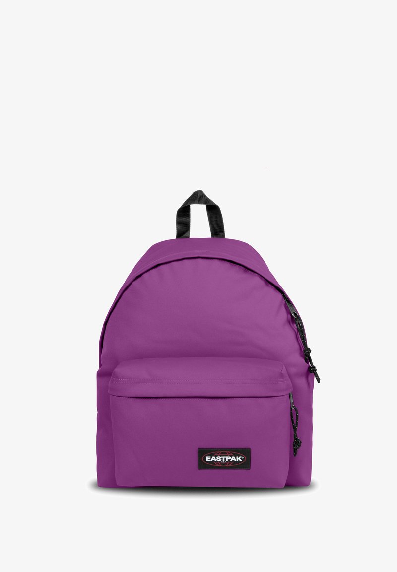 Zaino Eastpak viola con una superficie in tessuto liscio, una tasca frontale con zip e accenti neri su manico e zip. Include spallacci regolabili.