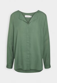 Blusa verde a maniche lunghe con scollo a V, realizzata in tessuto morbido. Presenta una chiusura con bottoni e un orlo curvo con spacco laterale.