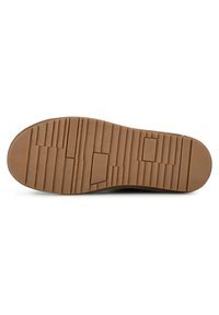 Suela de zapato de goma marrón con textura, presenta surcos horizontales y verticales para tracción, diseño robusto y plano.