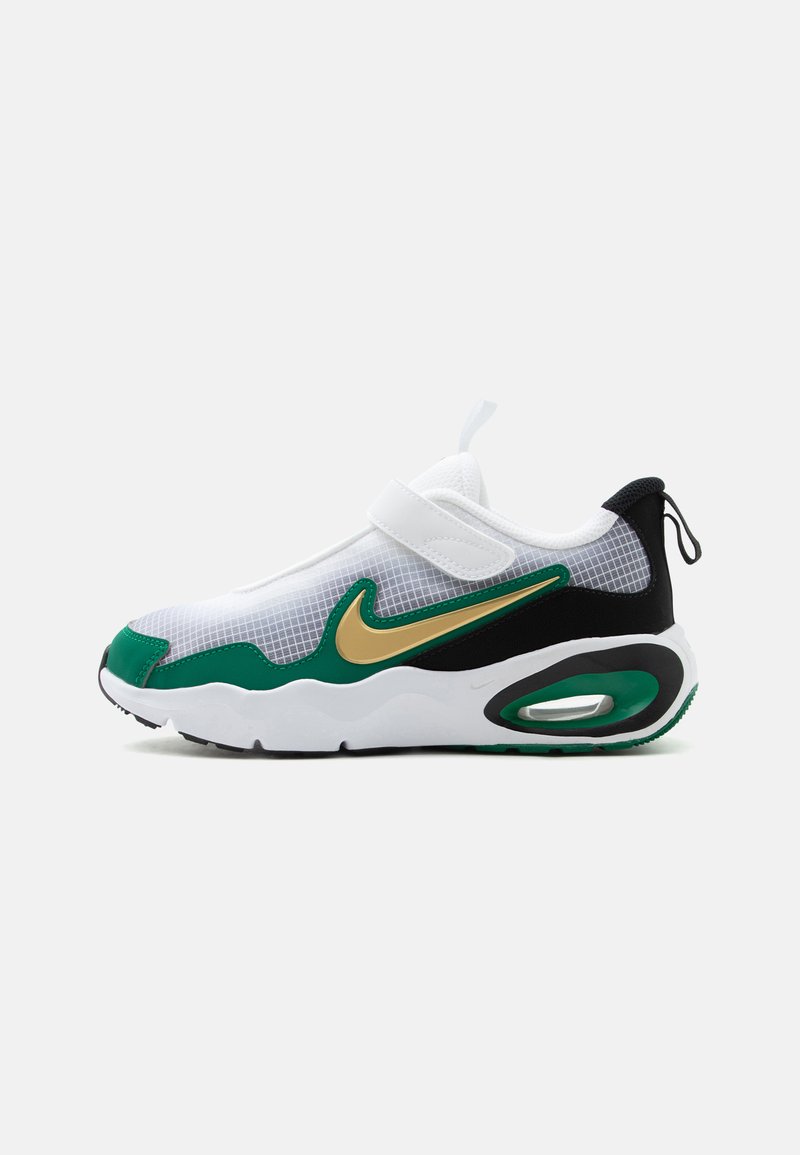 Chaussure de sport blanche, verte et noire avec le logo Nike doré, une sangle velcro, une tige en mesh et un coussin d'air visible dans la semelle.