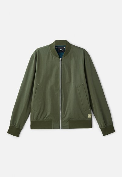 Vihreä oliivi bomber-takki, kevyt kangas, vetoketjulla avautuva etuosa, ribatut hihansuut ja helma, kaksi sivutaskua ja huomaamaton bränditag hemlle.