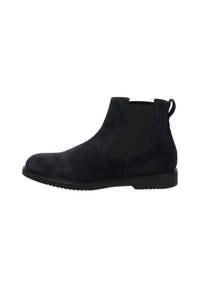 Bottines Chelsea noires en suède pour homme avec panneaux élastiques sur les côtés, tirant à l'arrière et semelle en caoutchouc basse sur fond blanc.