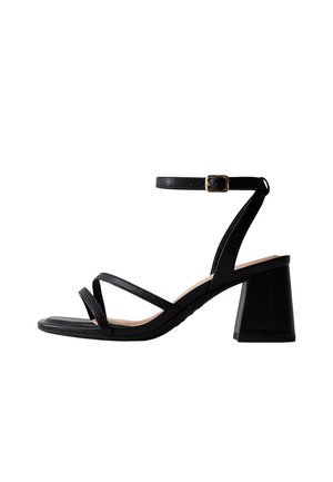 Sandalo nero con punta aperta, tre sottili cinturini, cinturino alla caviglia regolabile con fibbia dorata e tacco medio a blocco.