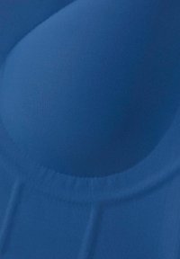 Tessuto di stoffa blu con materiale liscio e stretchy. Forma curva con un dettaglio di cucitura lungo il fondo. Nessun motivo o hardware visibile.
