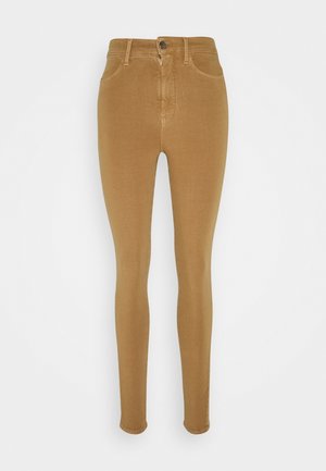 Pantaloni aderenti a vita alta di colore marrone chiaro con chiusura frontale con bottoni e cerniera, passanti per cintura e tasche frontali, mostrati su sfondo bianco.