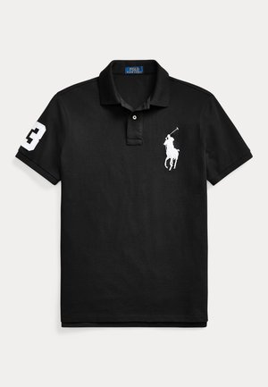 Schwarzes Poloshirt aus Baumwolle mit strukturiertem Finish, mit einem weißen gestickten Logo auf der Brust und einer weißen Nummer "3" am Ärmel.