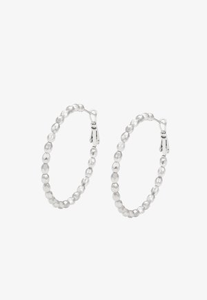 Ezüst fülbevalók gyöngyös mintával, fényes felülettel és biztonságos zárással. Könnyű és kör alakú.