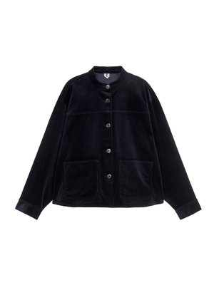 Schwarze Button-Down-Jacke mit langen Ärmeln, zwei aufgesetzten Vordertaschen und kurzem Stehkragen, flach auf einem weißen Hintergrund ausgelegt.