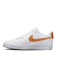 Zapatillas Nike blancas con swoosh y detalles en cuero naranja, textura suave, perforaciones en la parte delantera y suela de goma gris.
