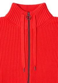 Roter gerippter Strickpullover mit hohem Kragen, Reißverschluss vorne und Kordelzug. Verfügt über eine strukturierte Oberfläche und einen kontrastierenden dunklen Reißverschluss.