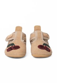 Beżowe tekstylne buciki dla niemowląt z haftem w kształcie wiśni, z rzepami i kontrastującą, brązową zamszową pętelką na pięcie. Elastyczne gumowe podeszwy.
