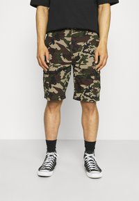 Kamouflage cargoshorts i grönt, brunt och beige, med sidofickor, rak passform och en hållbar tygtextur.