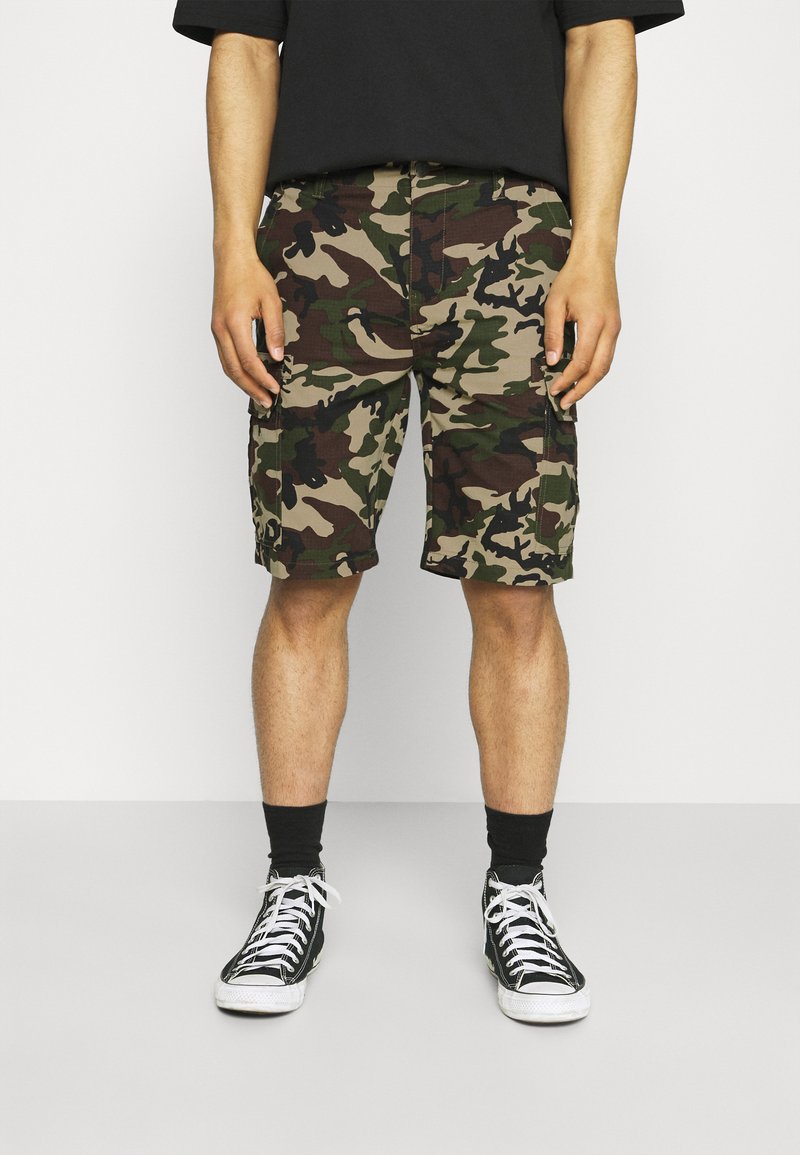 Kamouflage cargoshorts i grönt, brunt och beige, med sidofickor, rak passform och en hållbar tygtextur.