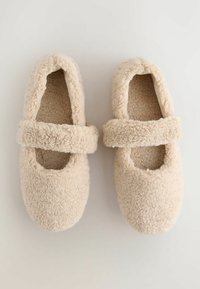 Béžové huňaté pantofle s texturovaným povrchem, kulatou špičkou, otevřeným designem a širokým páskem přes nárt pro lepší podporu.