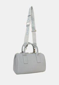 Borsa in pelle grigia con doppio manico superiore, chiusura zip e tracolla removibile con la scritta "Valentino" stampata in azzurro chiaro. Texture liscia.