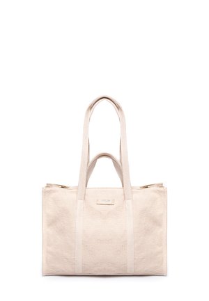 Beige geweven schoudertas met twee korte en twee lange handvatten, rechthoekige vorm en een klein rechthoekig label aan de voorkant.